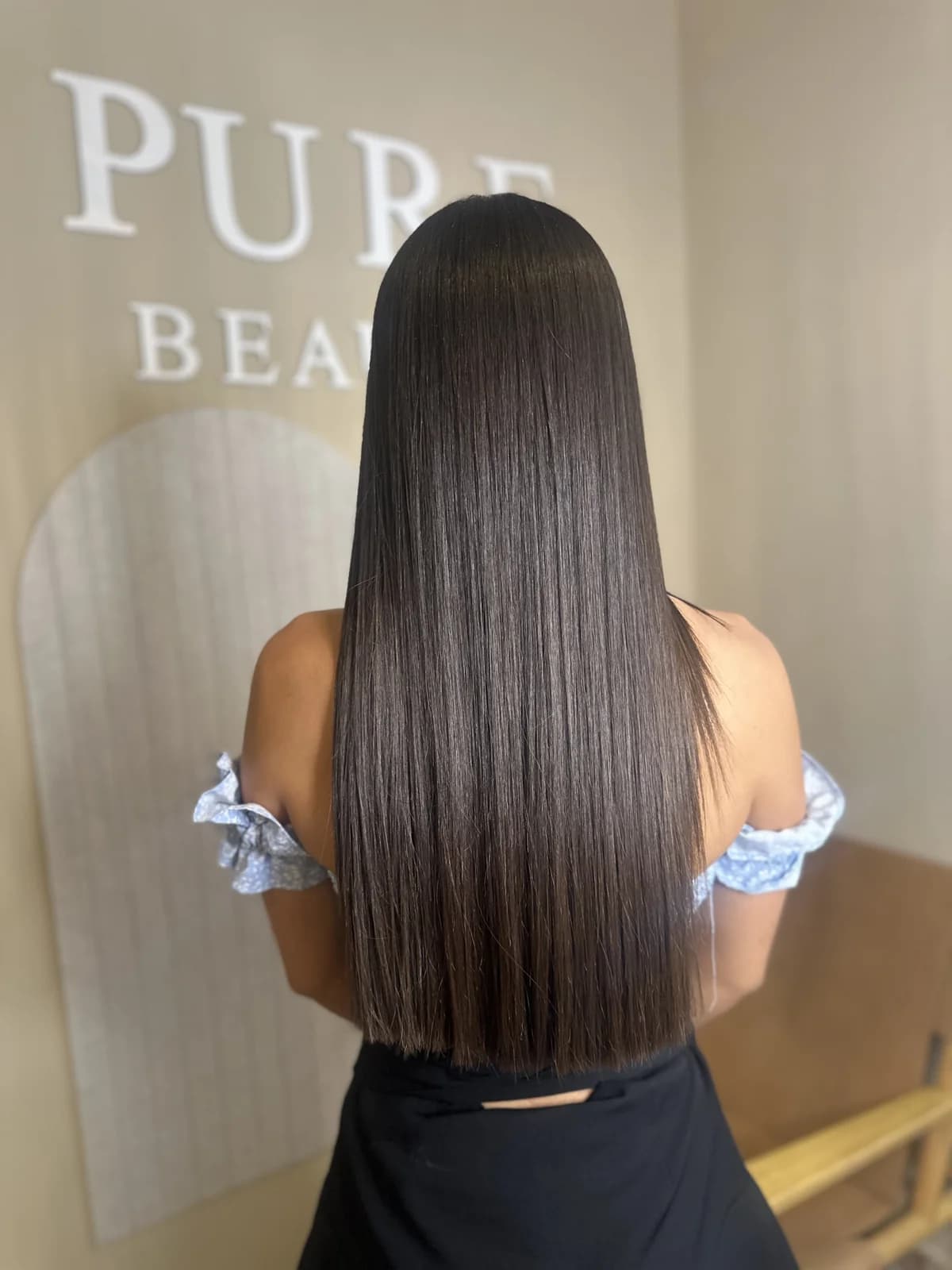 Cheveux bruns longs et lisses photographiés après une prestation de lissage au salon Pure Beauté à Nice