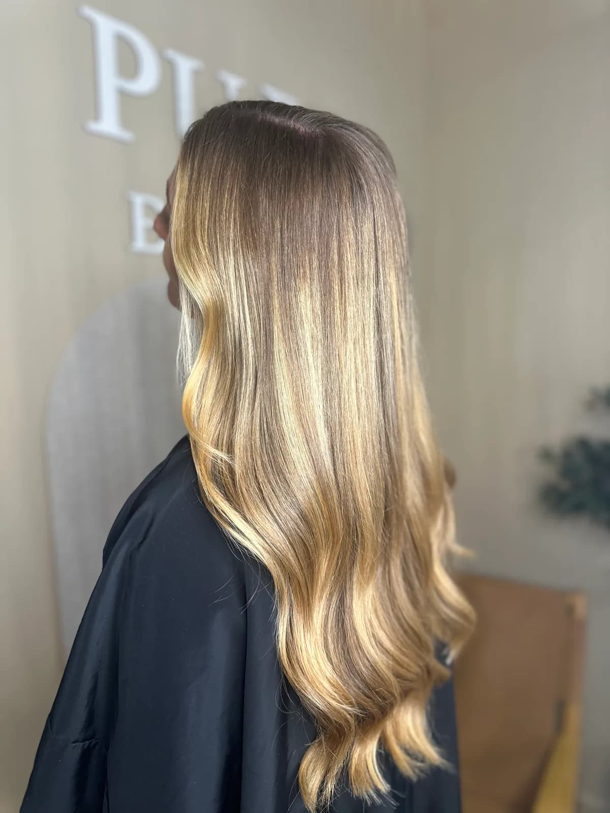 Après un balayage blond doré lumineux avec coiffage ondulé chez Pure Beauté à Nice