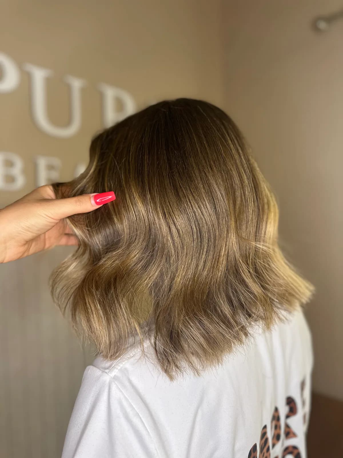 Après une transformation blond beige avec coupe au carré et coiffage ondulé par Coleen à Nice