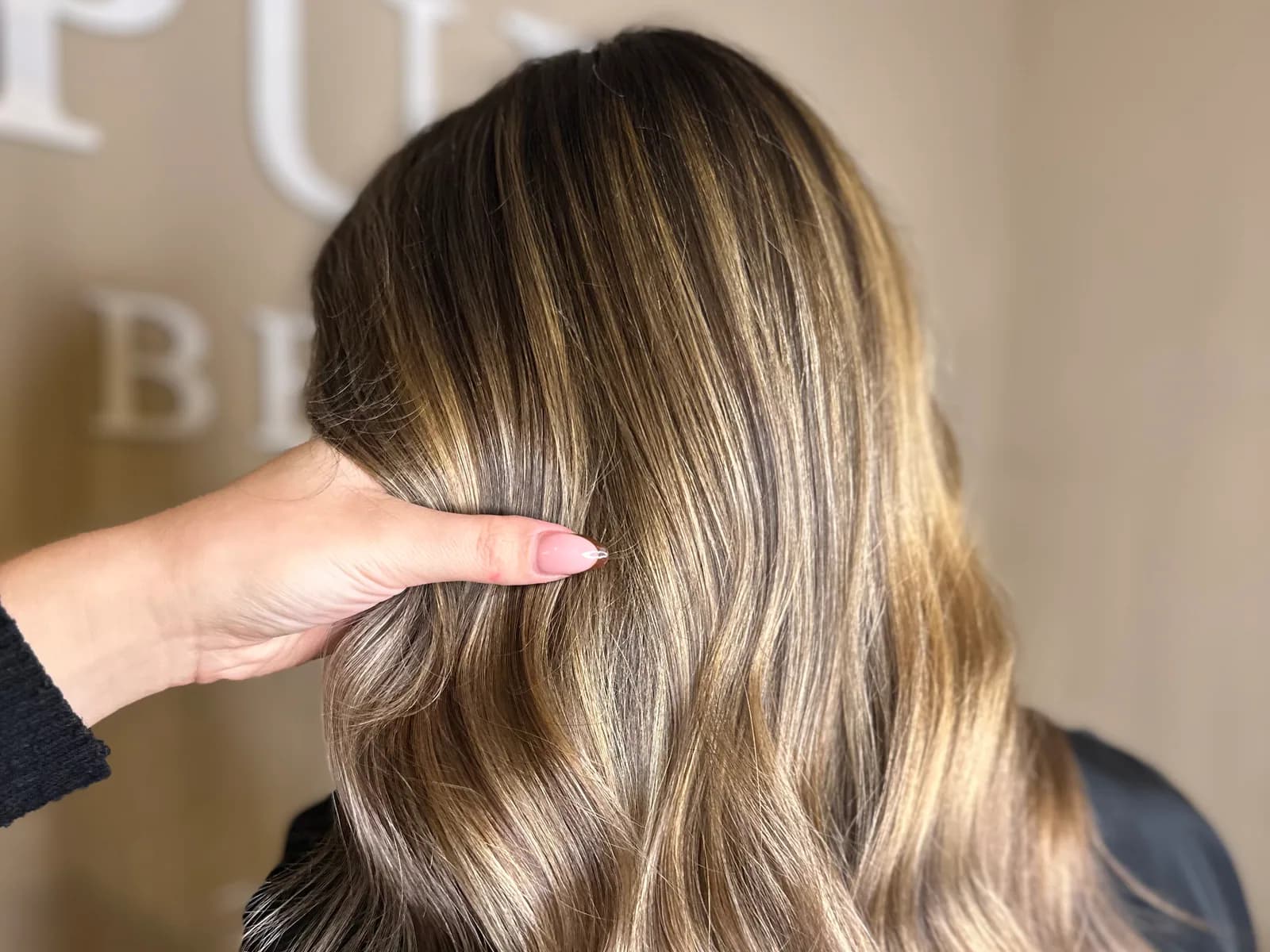 Après une transformation blond beige dimensionnel avec racine fondue chez Pure Beauté à Nice