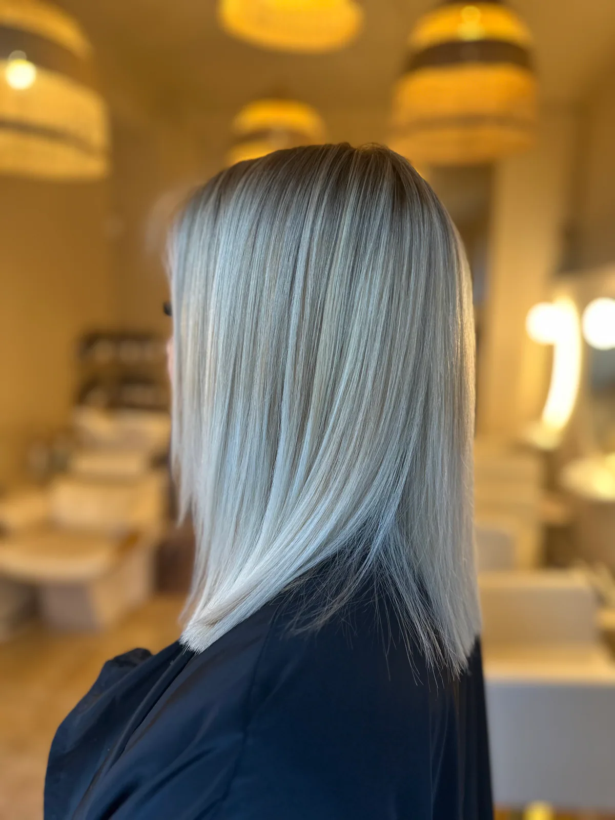 Après un blond froid et lumineux sur coupe au carré réalisé à Nice