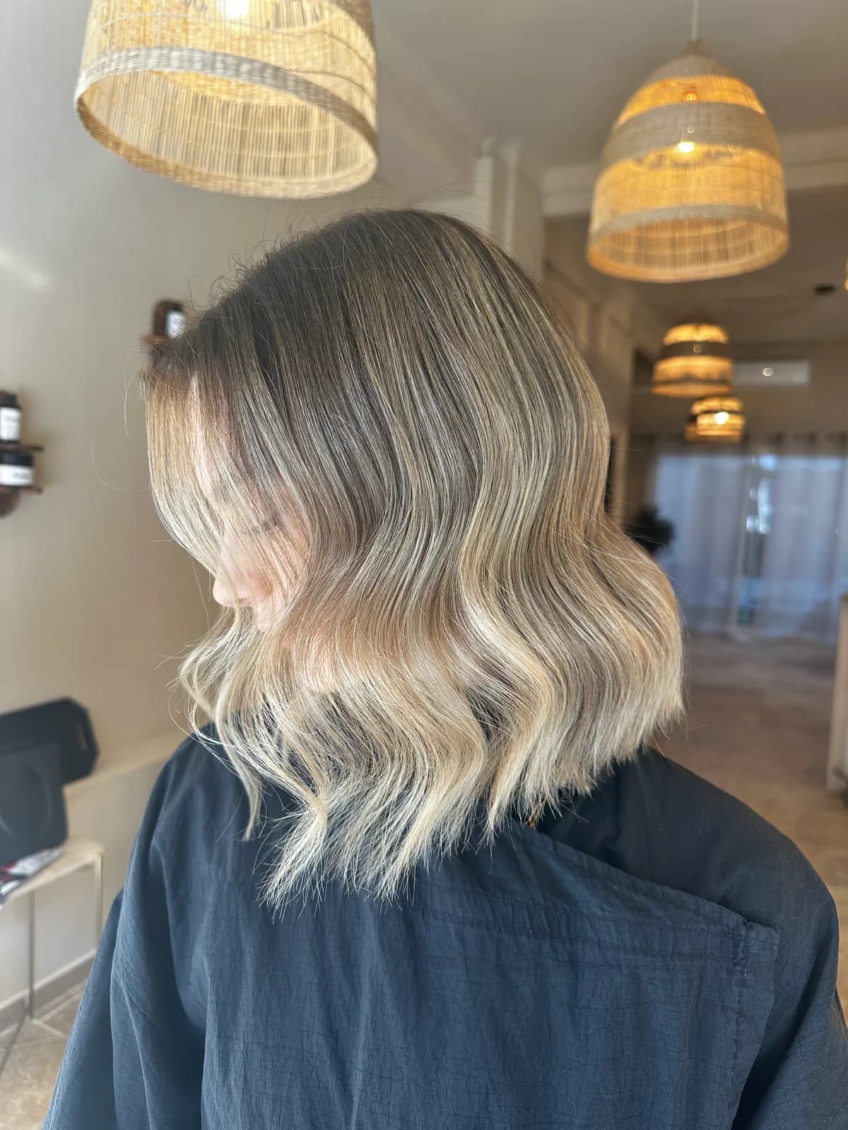 Après une correction blond beige avec coupe au carré ondulée chez Pure Beauté à Nice