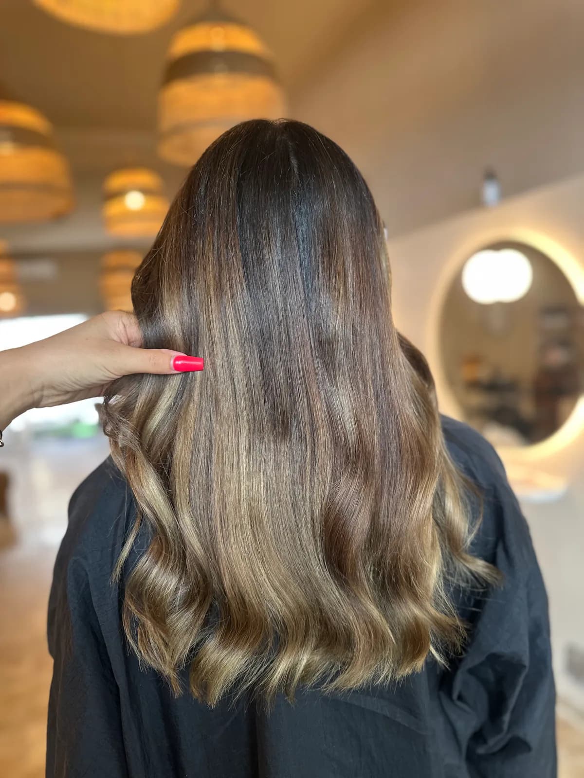 Après une correction de couleur vers un blond fumé et fondu réalisée par Coleen à Nice