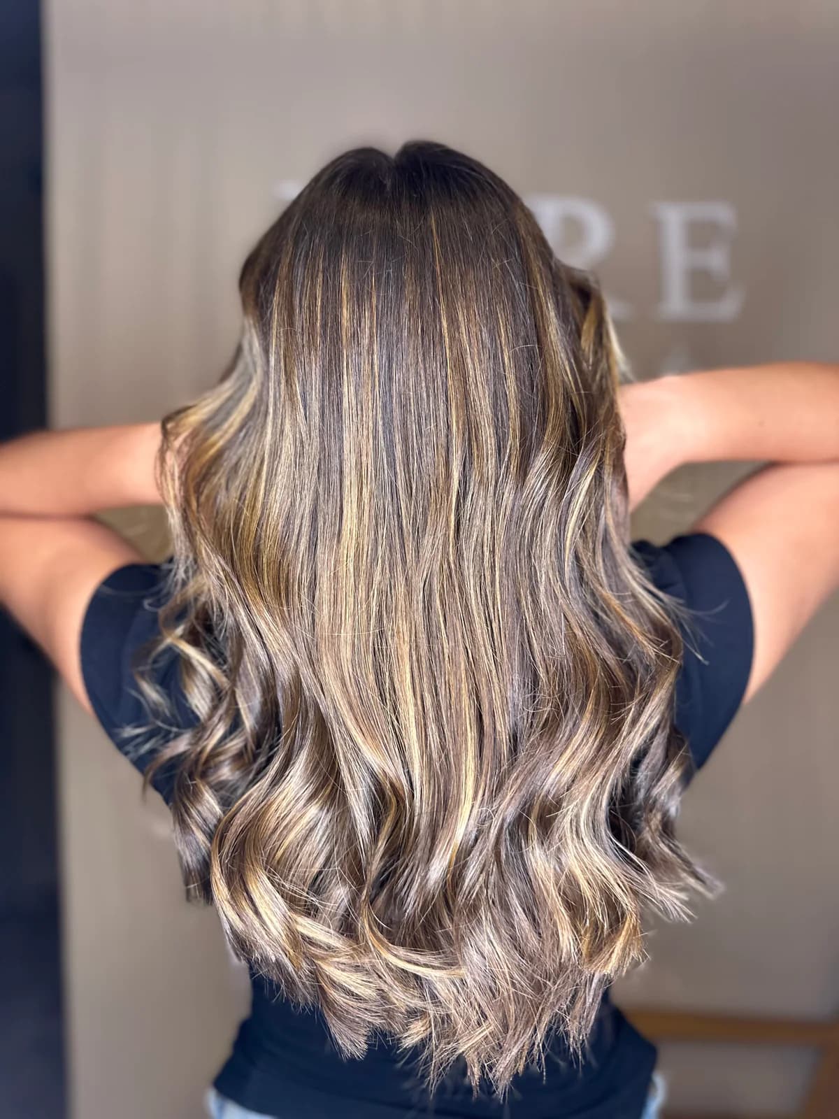 Après une transformation bronde lumineuse avec racine fondue et mèches fines à Nice