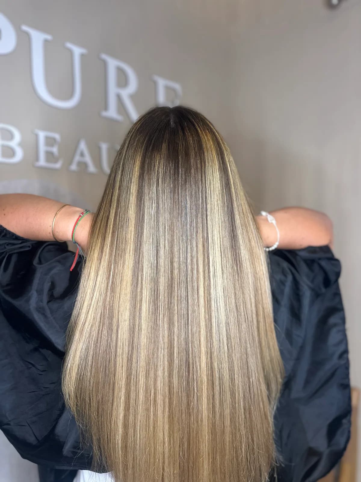 Après une transformation du châtain vers un blond beige lumineux par Coleen à Nice