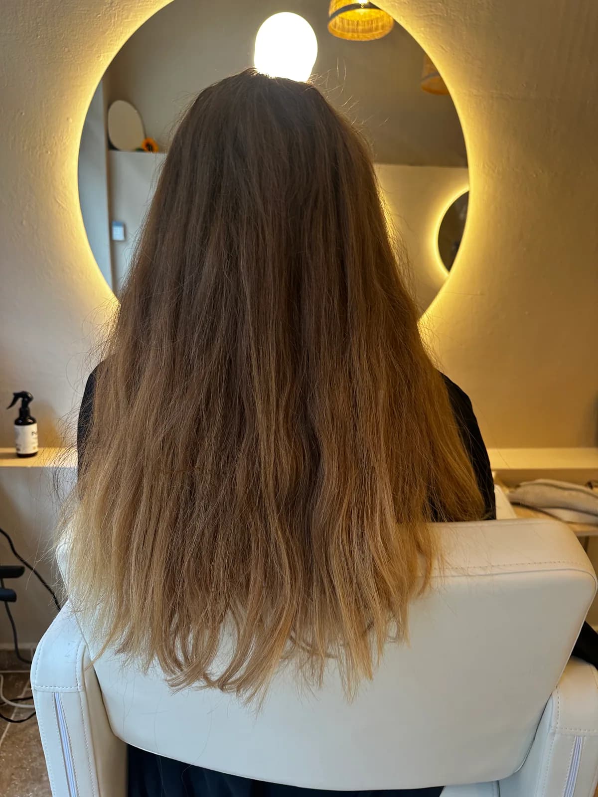 Avant un balayage blond doré : base naturelle et longueurs chaudes à Nice