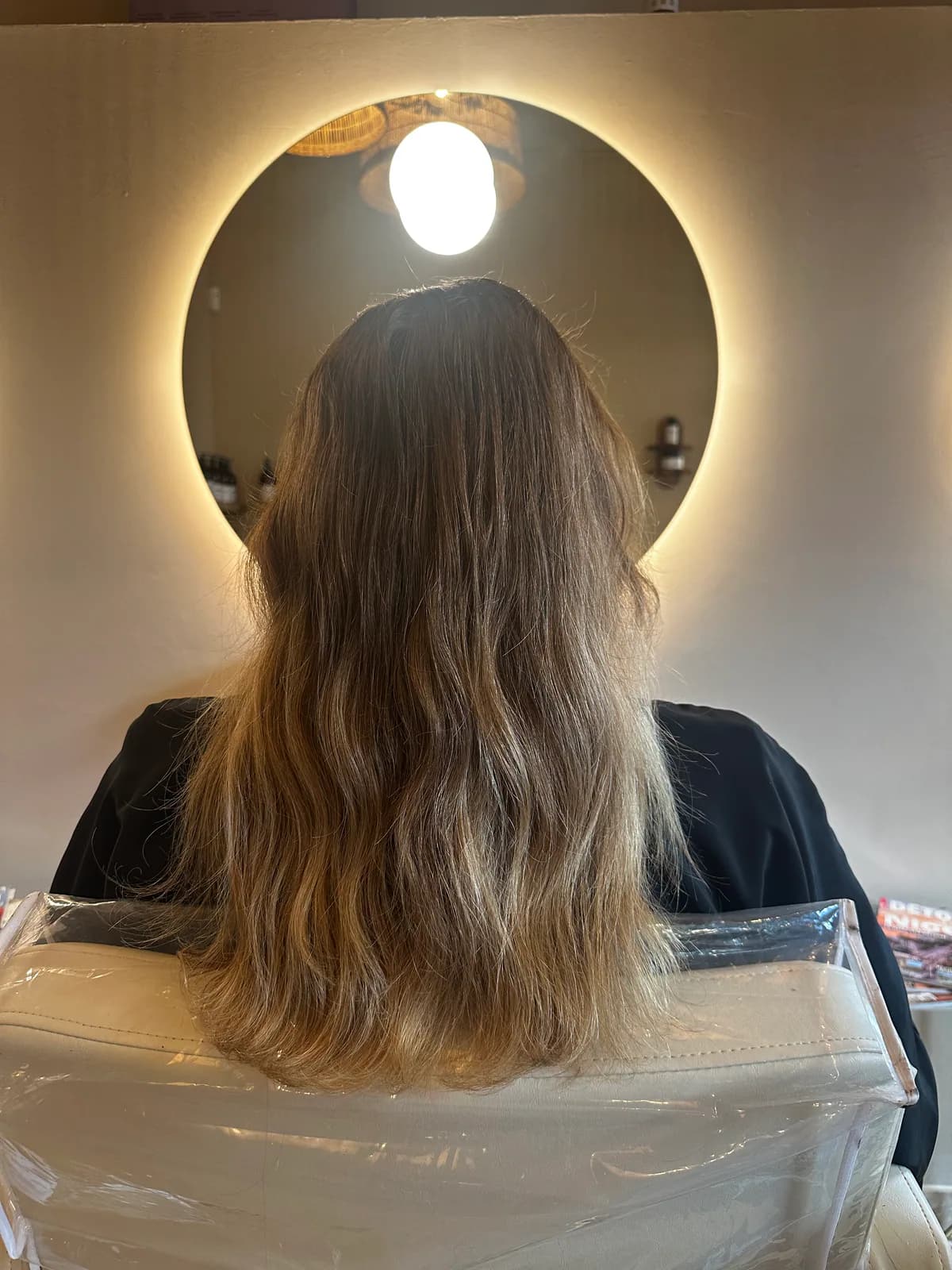 Avant une transformation blond beige : cheveux longs, racine naturelle et pointes plus claires chez Pure Beauté à Nice
