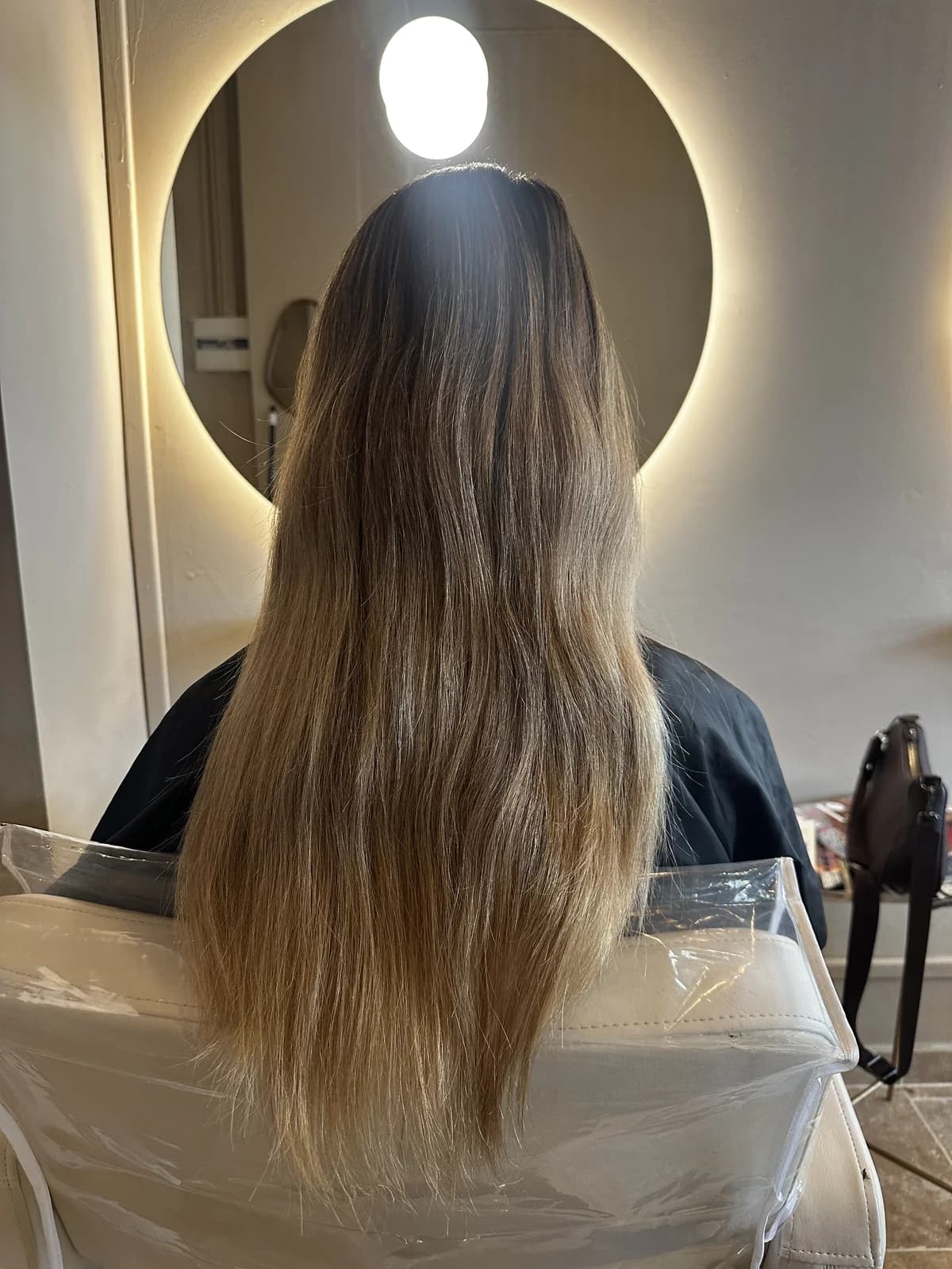 Avant blond polaire : base plus profonde et longueurs aux reflets chauds chez Pure Beauté à Nice