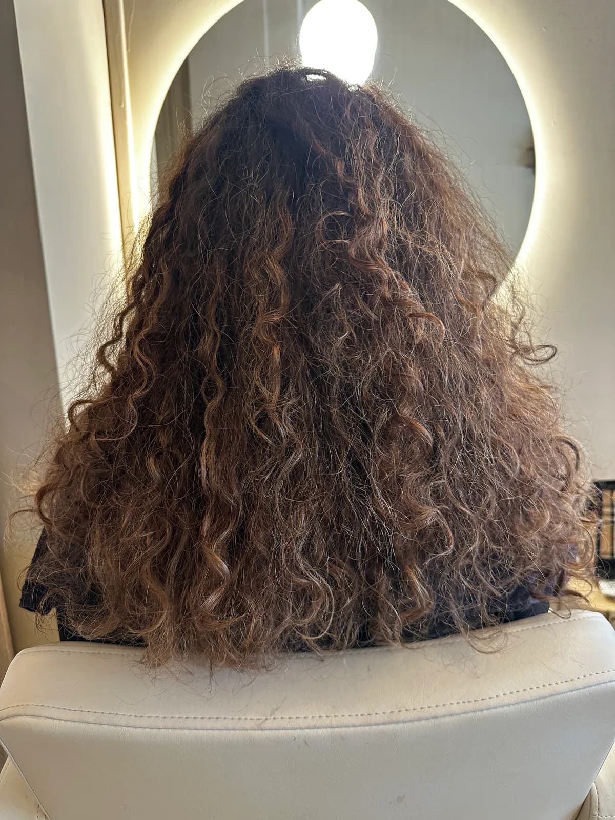 Avant un fondu bronde : cheveux longs bruns et bouclés chez Pure Beauté à Nice