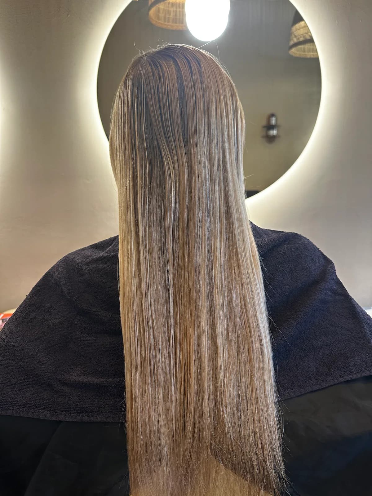 Avant un rééquilibrage blond beige : longueurs déjà éclaircies et contraste visible en racine à Nice