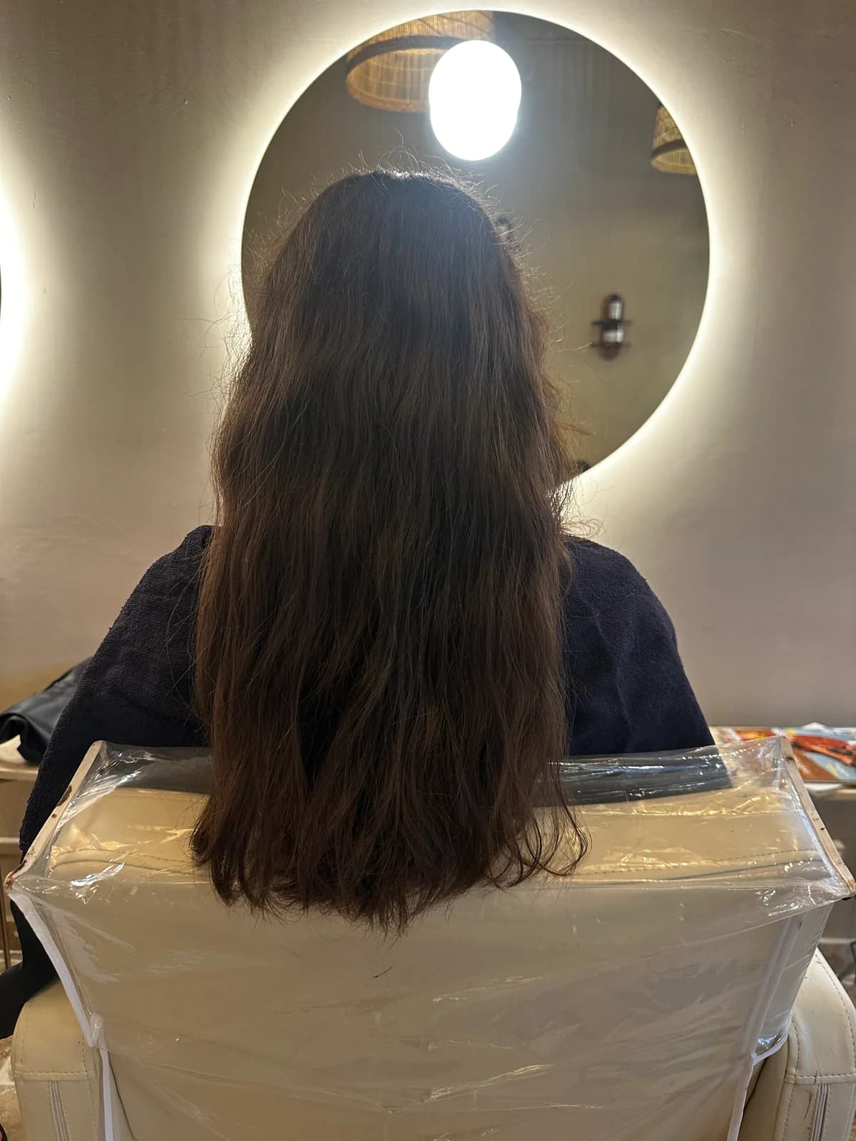 Avant une transformation bronde : cheveux longs et base brune chez Pure Beauté à Nice