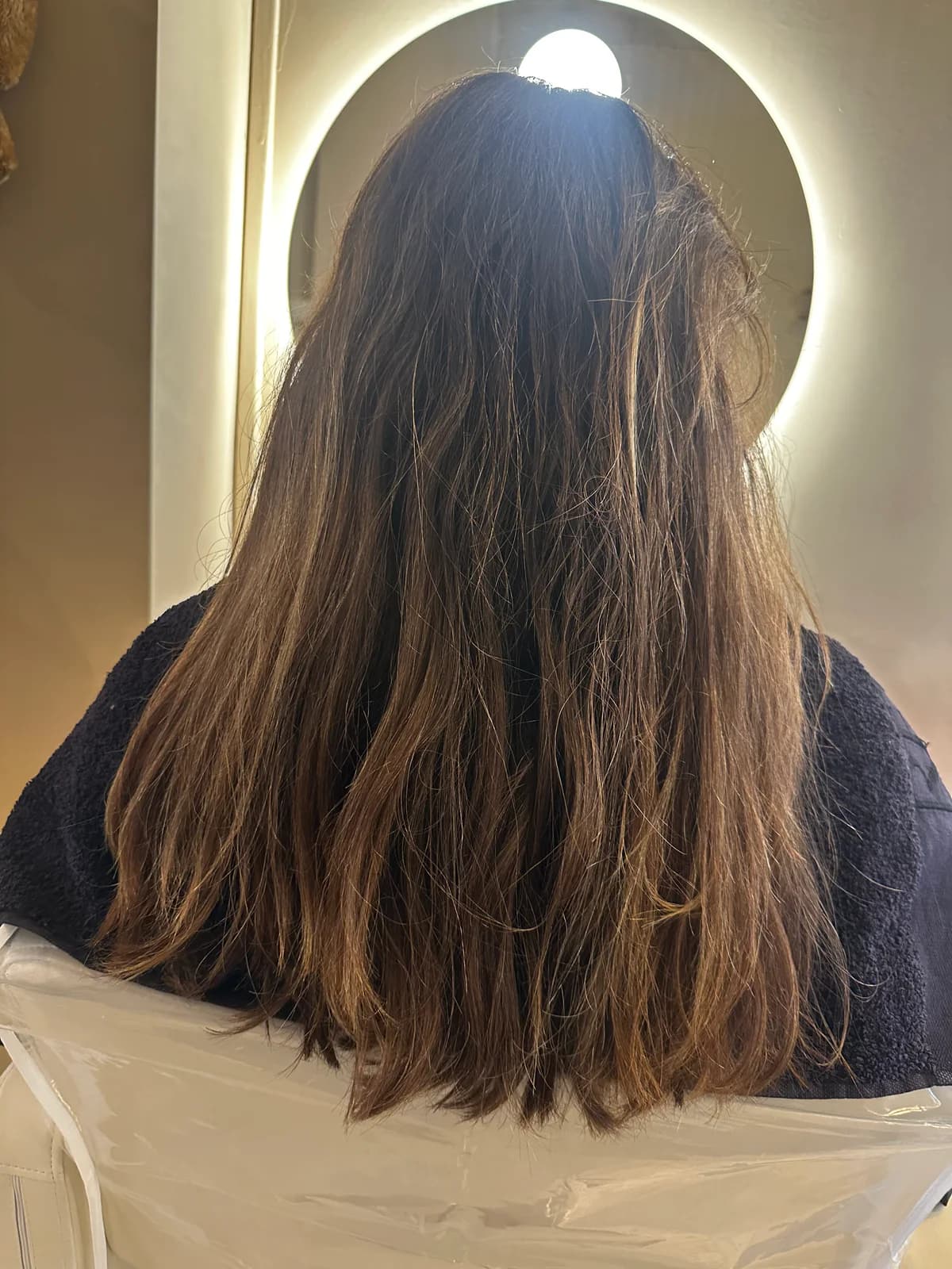 Avant une transformation du châtain vers un blond beige sur carré long chez Pure Beauté à Nice