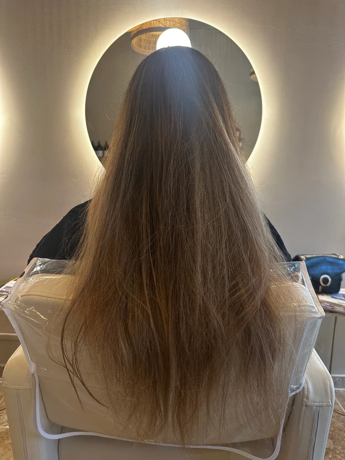 Avant une transformation blond beige : cheveux longs châtains au salon Pure Beauté à Nice