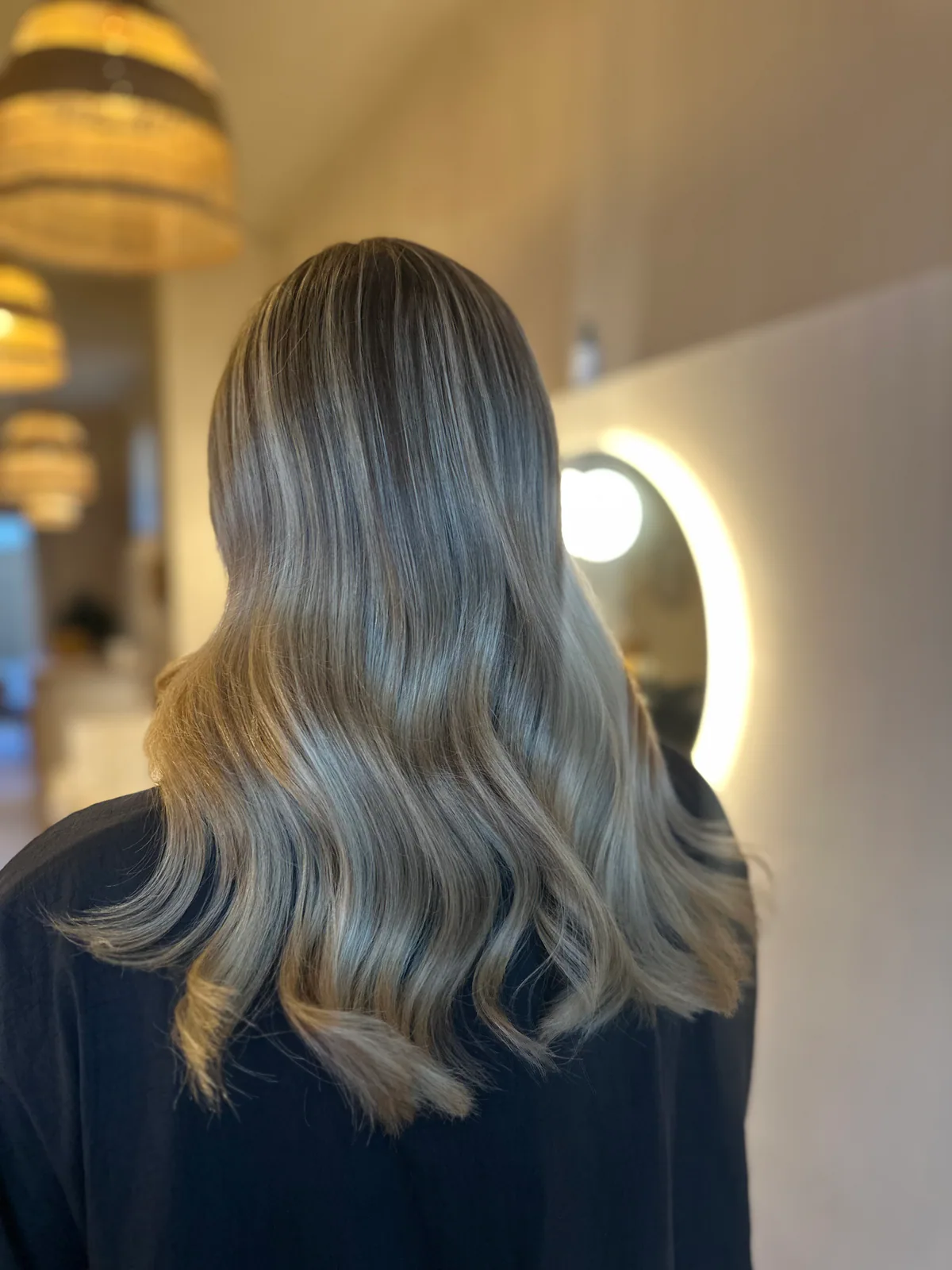 Balayage blond cendré avec racine fondue et pointes lumineuses réalisé à Nice