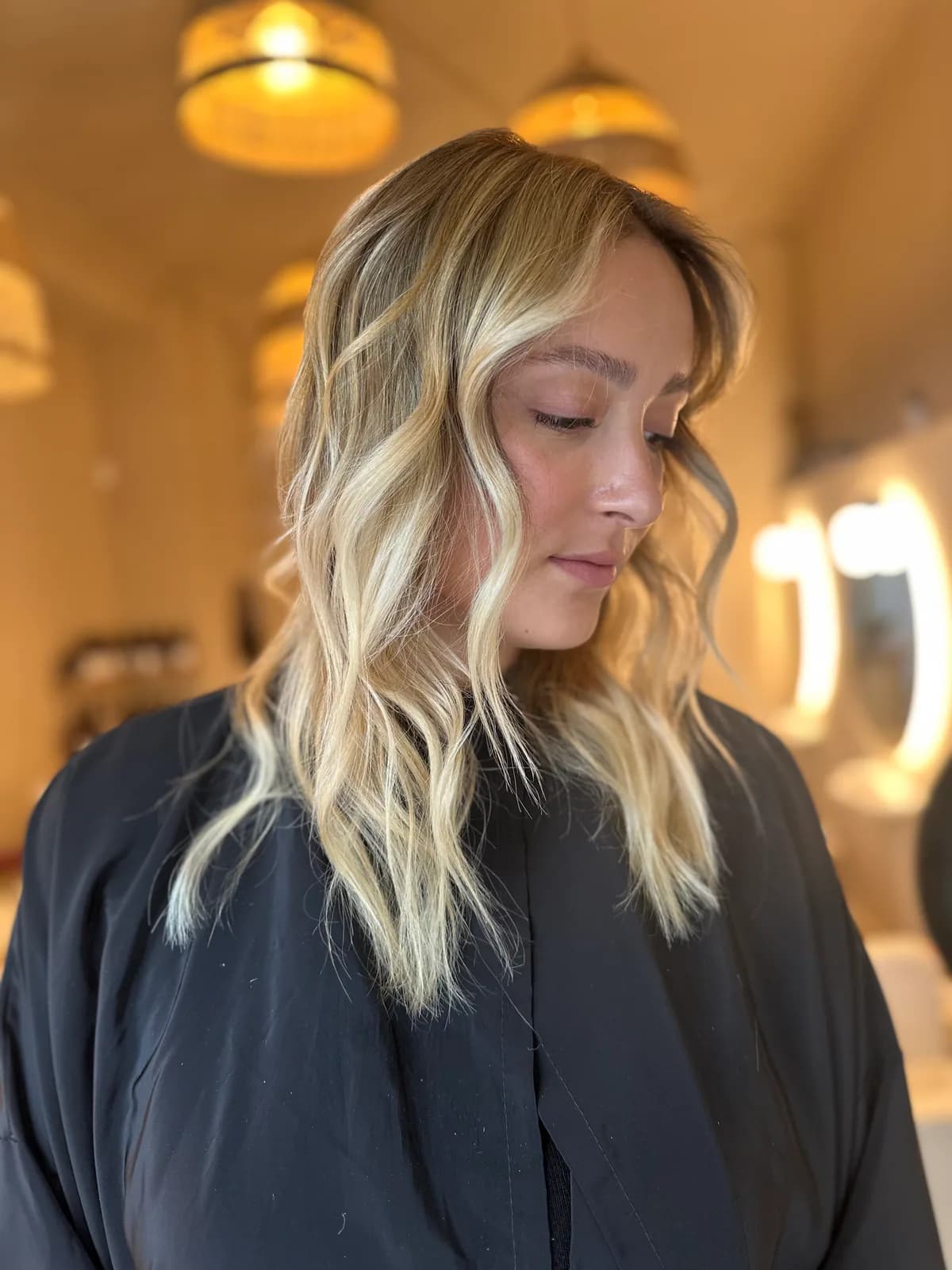 Vue de face d’un blond californien lumineux encadrant le visage à Nice