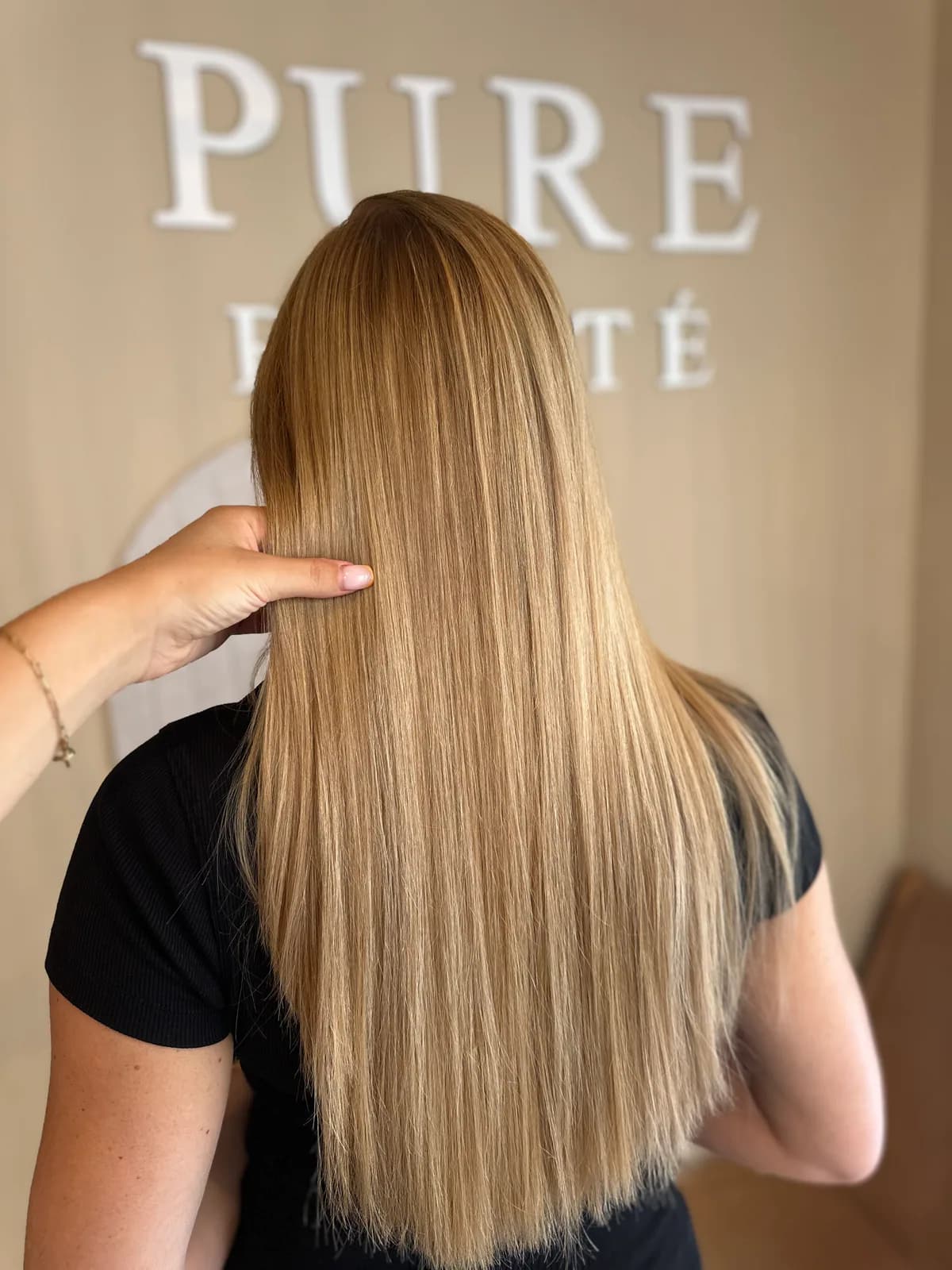 Blond champagne lumineux sur cheveux longs réalisé par Coleen à Nice