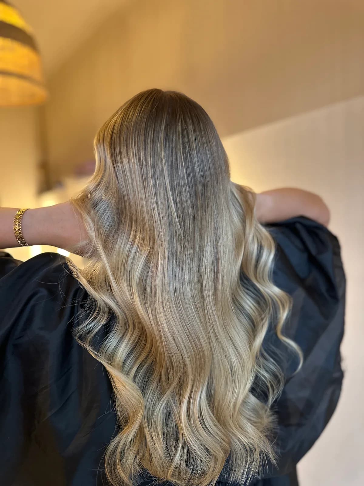 Blond nacré très clair avec ondulations souples réalisé chez Pure Beauté à Nice