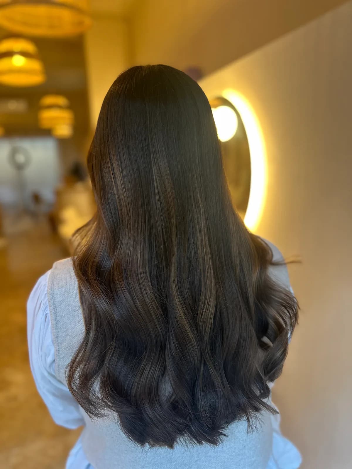 Vue de dos d’une couleur brunette glossy aux reflets froids réalisée à Nice