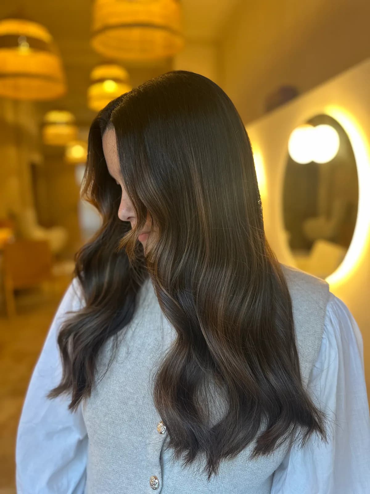 Vue de profil d’une brunette glossy brillante coiffée en ondulations à Nice