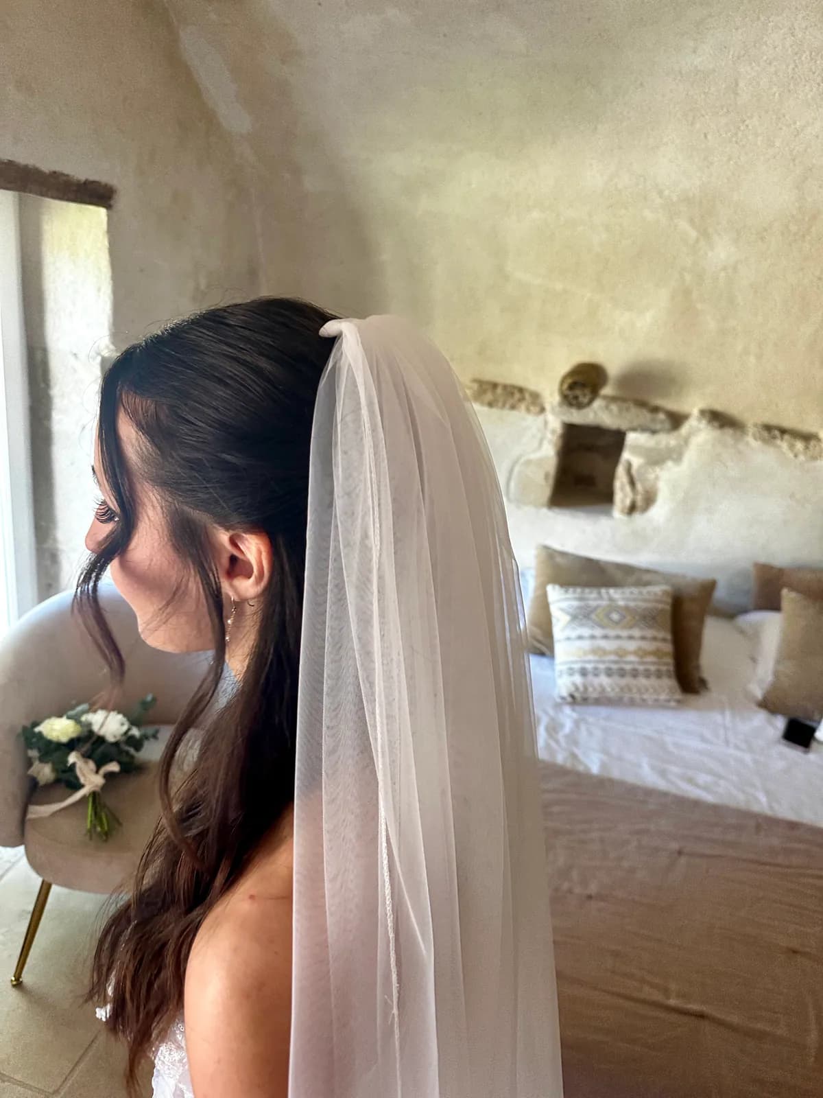 Coiffure de mariée semi-attachée sur cheveux longs avec voile