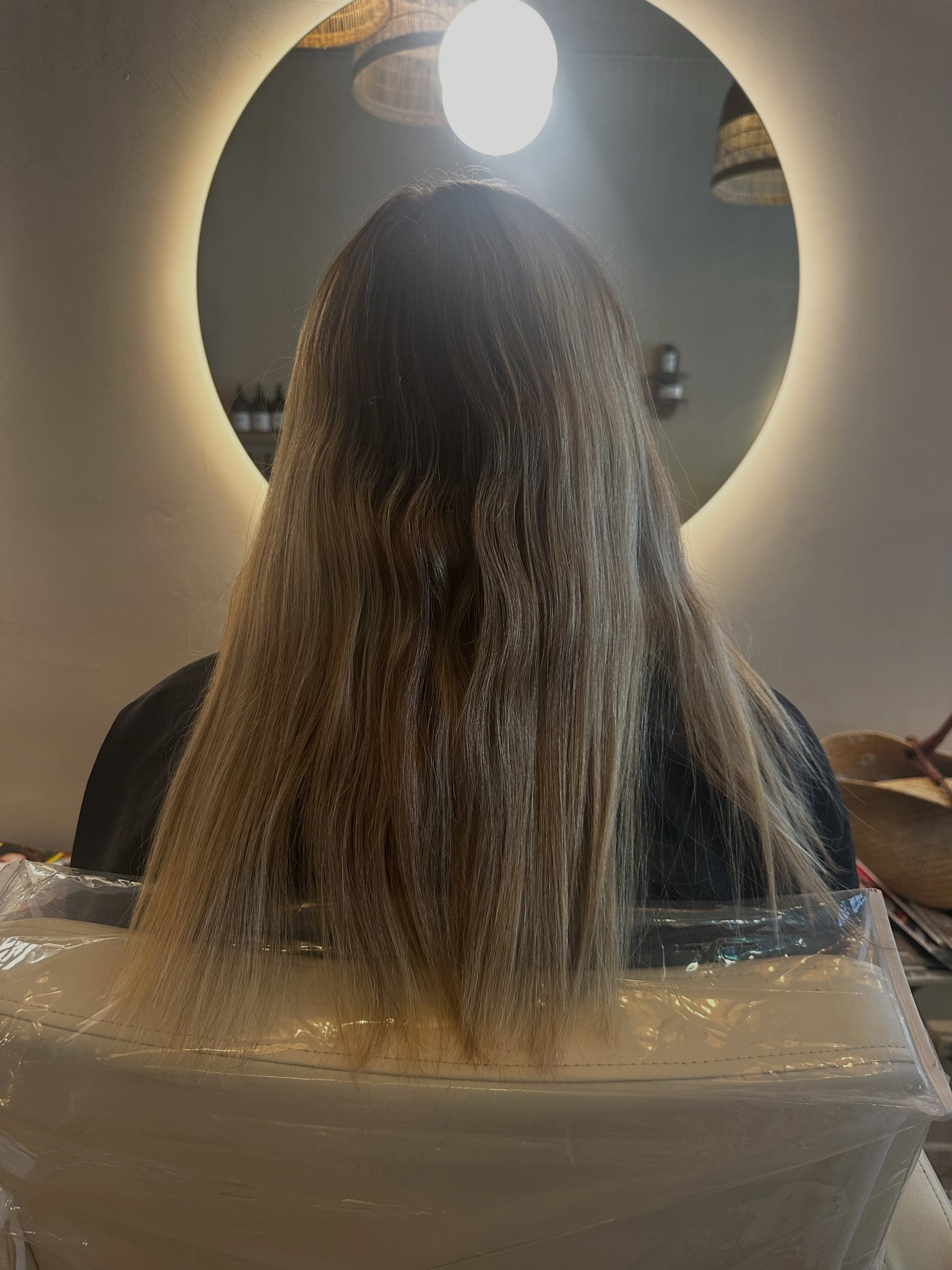 Avant un balayage sur cheveux longs et base châtain chez Pure Beauté à Nice