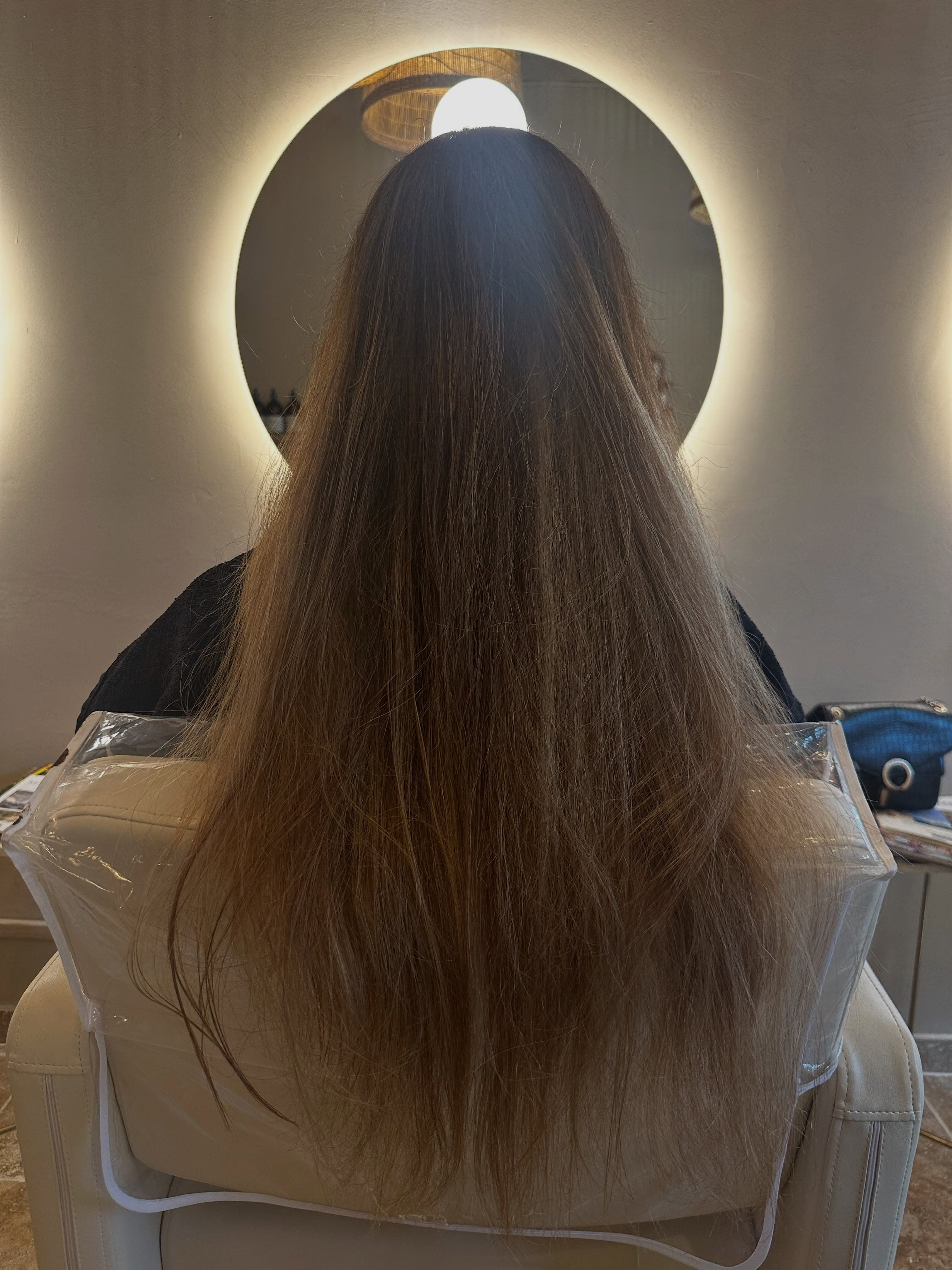 Avant une transformation blond sur cheveux longs et base plus profonde chez Pure Beauté à Nice