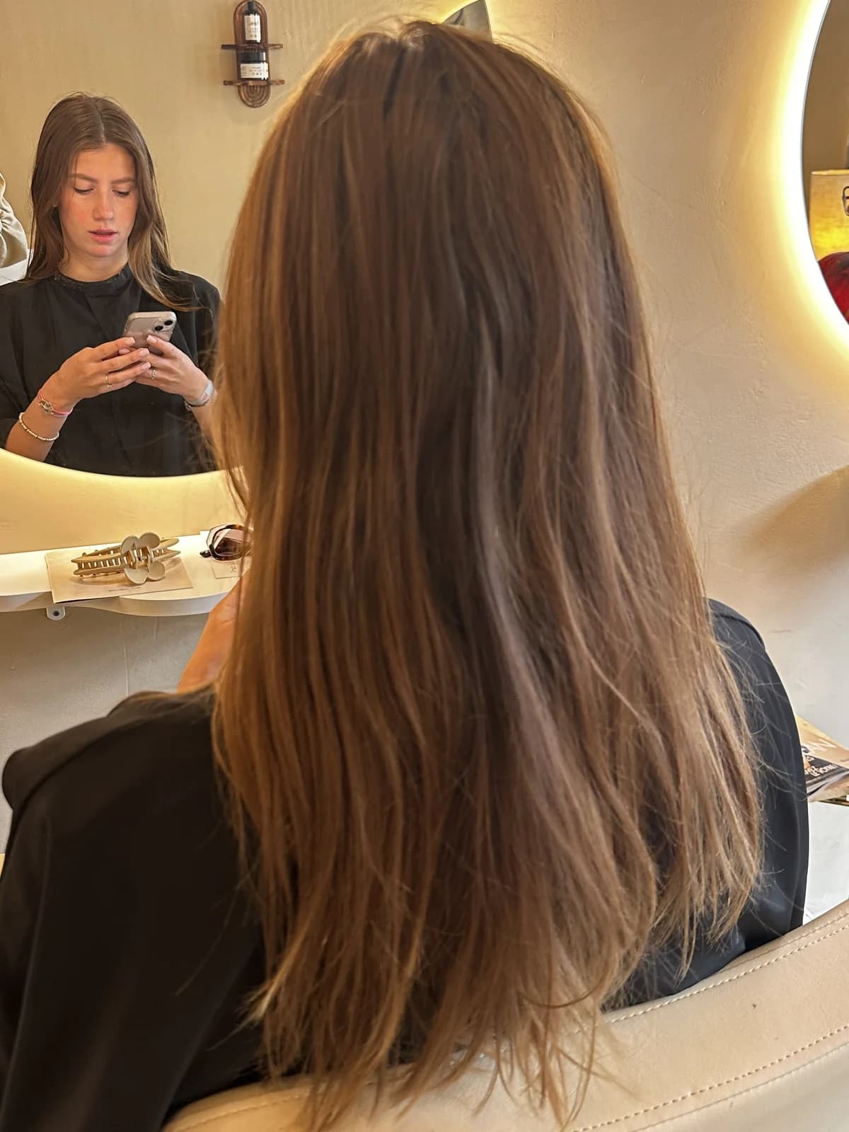 Vue de dos d’une chevelure brune au salon Pure Beauté à Nice