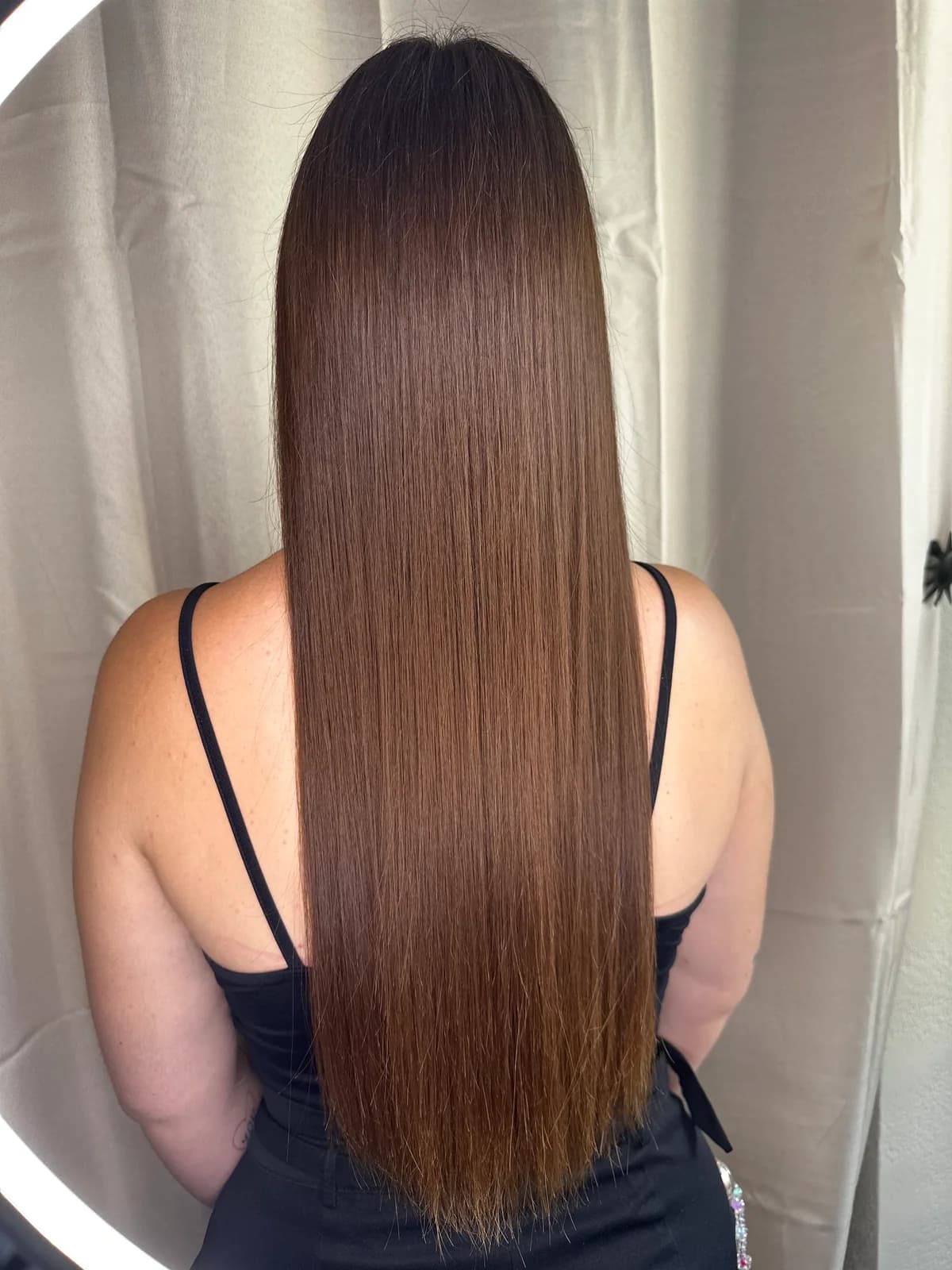 Cheveux longs châtains au tombé lisse, vus de dos après un soin botox capillaire chez Pure Beauté à Nice