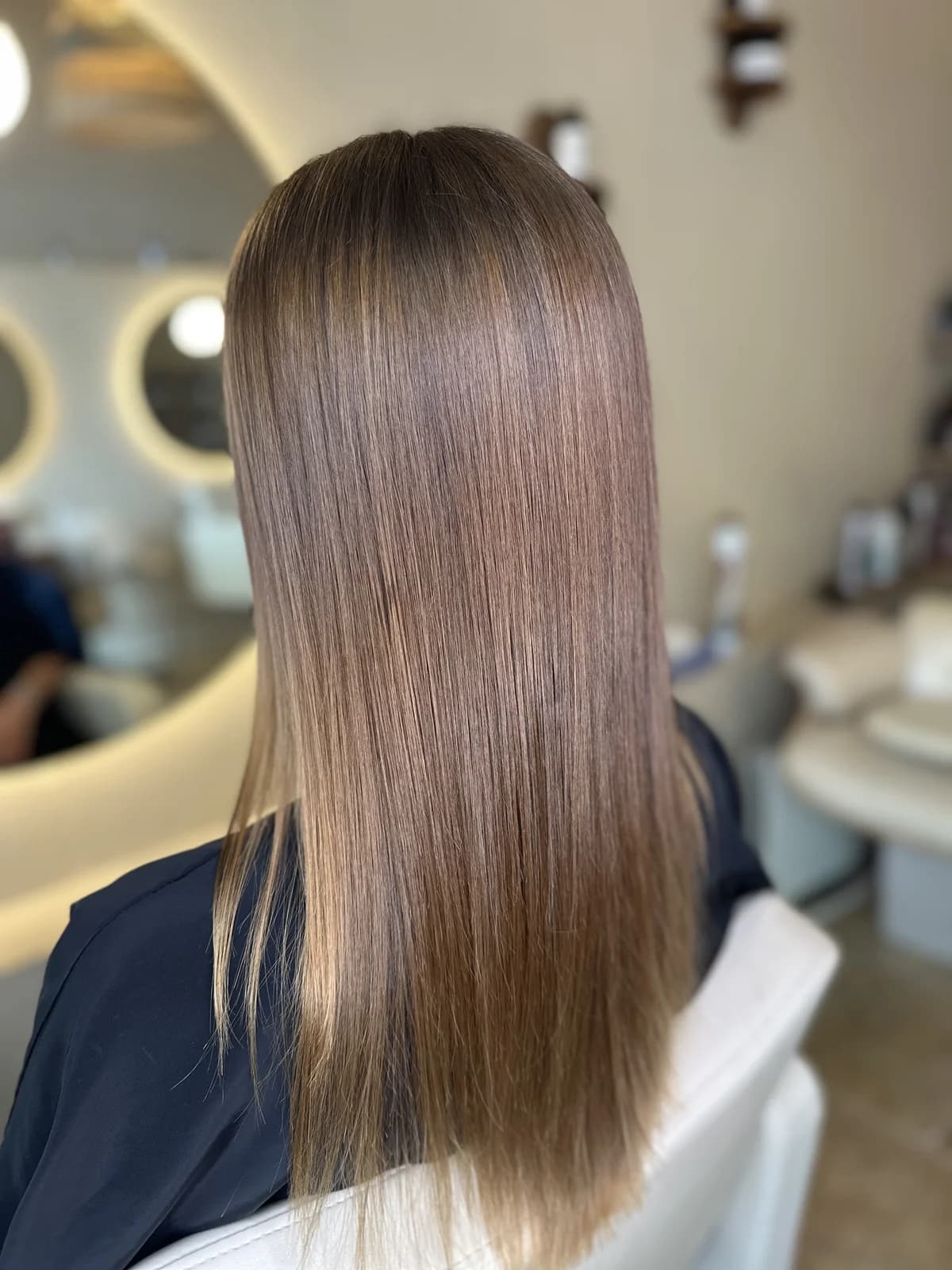 Chevelure longue et lisse photographiée au salon Pure Beauté à Nice