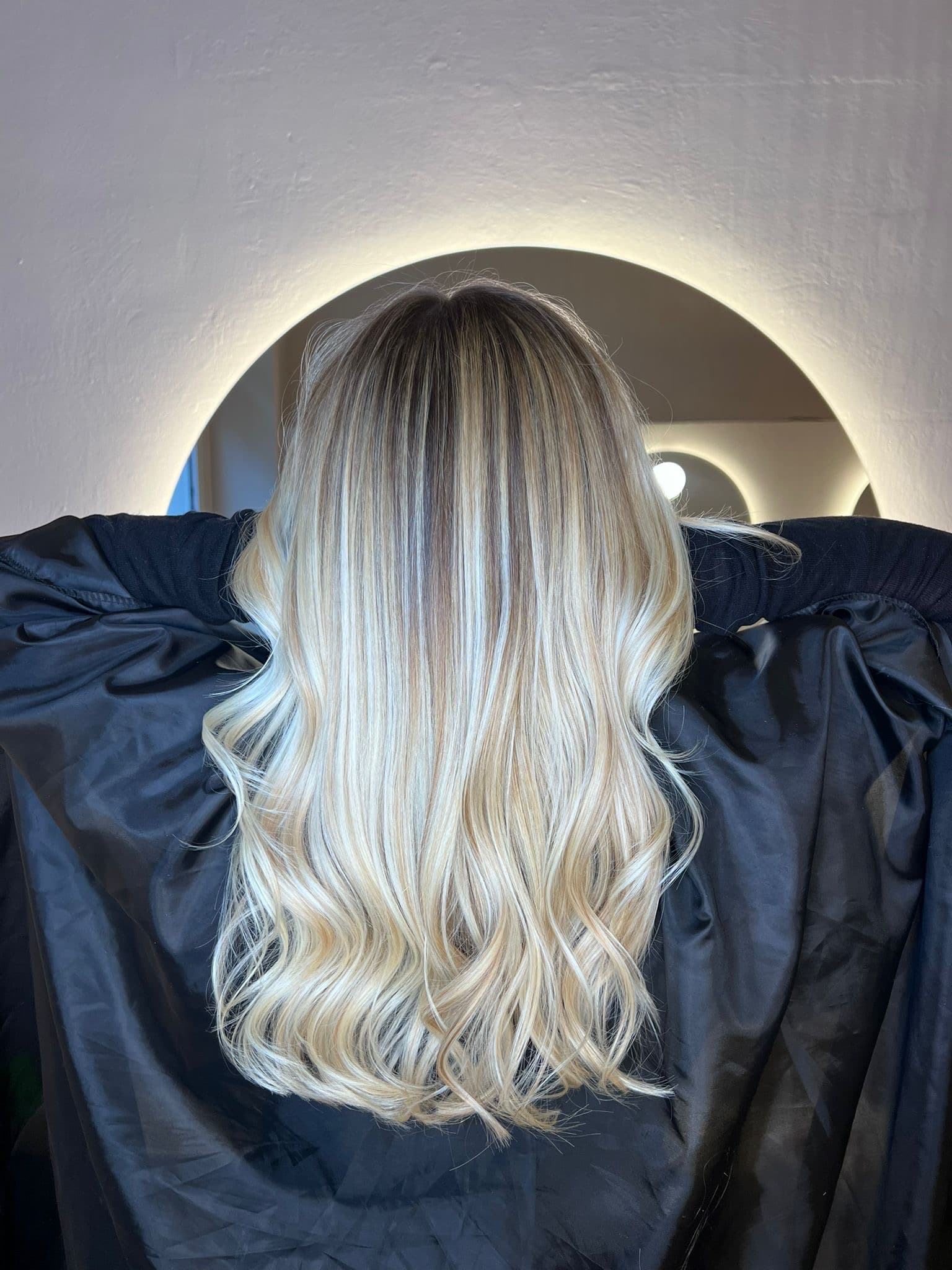 Blond polaire lumineux réalisé au salon Pure Beauté à Nice