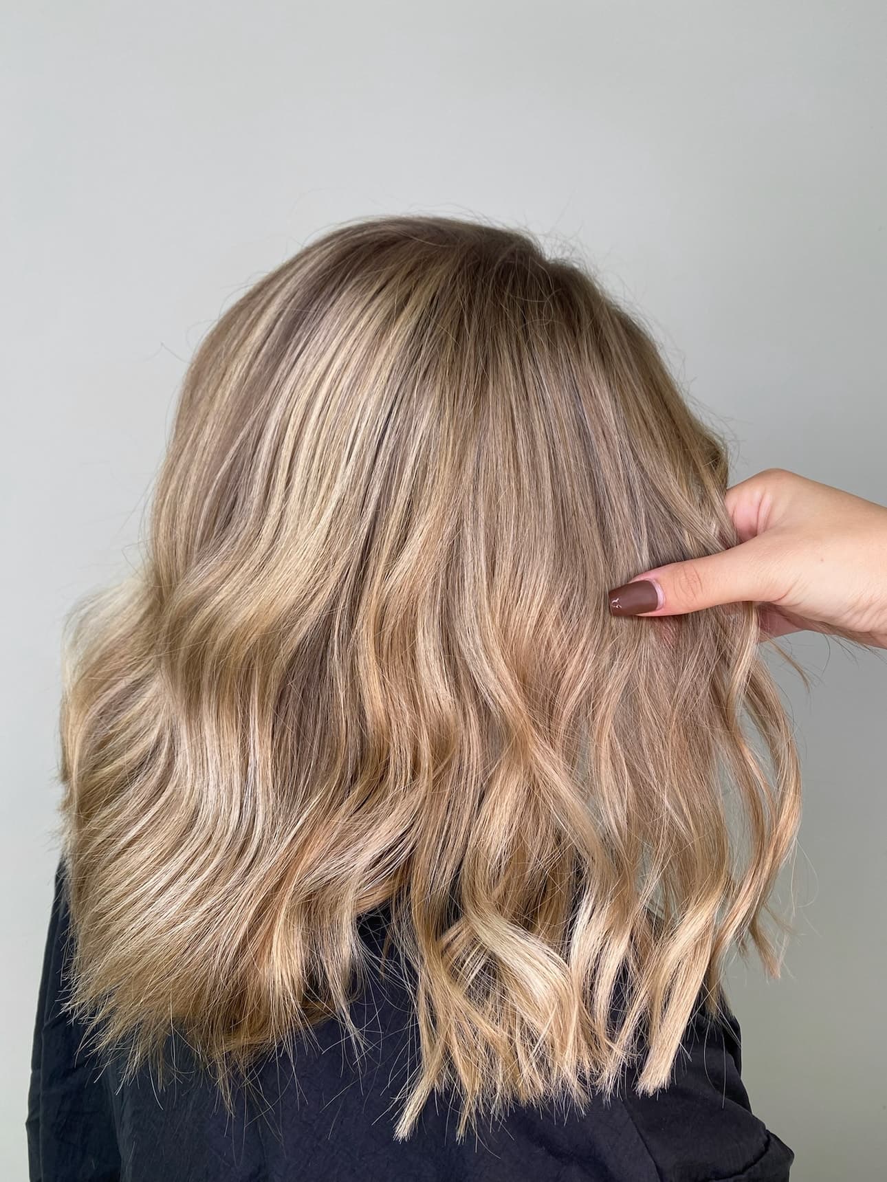 Balayage blond beige ondulé réalisé chez Pure Beauté à Nice