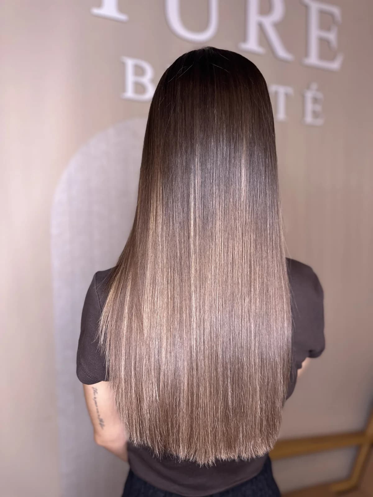 Résultat après lissage au tanin aux protéines de soie : cheveux longs, lisses et brillants chez Pure Beauté à Nice