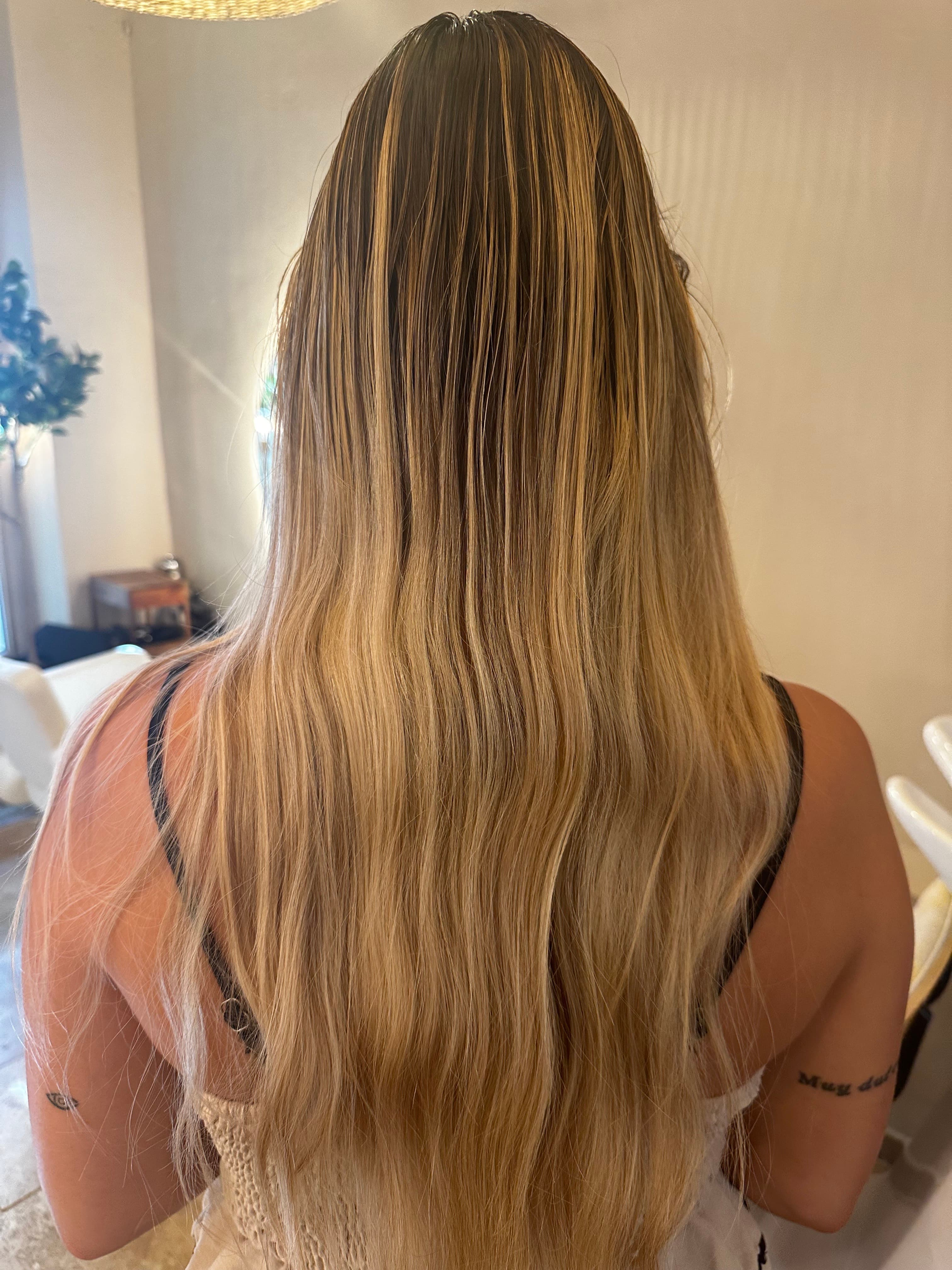 Cheveux blonds avant correction de couleur chez Pure Beauté à Nice