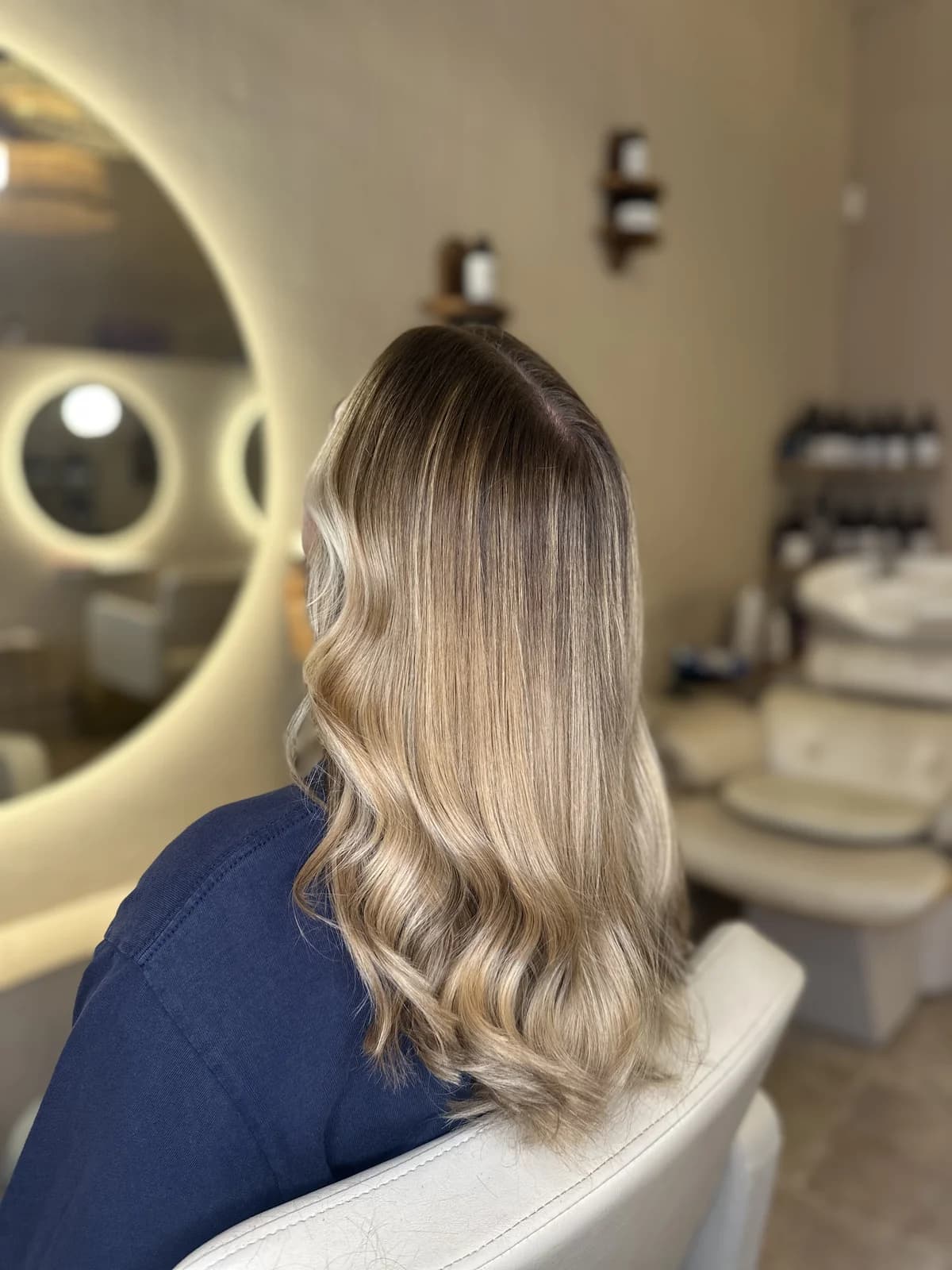 Après balayage Air Touch sur base blond foncé : blond naturel lumineux effet retour de plage à Nice