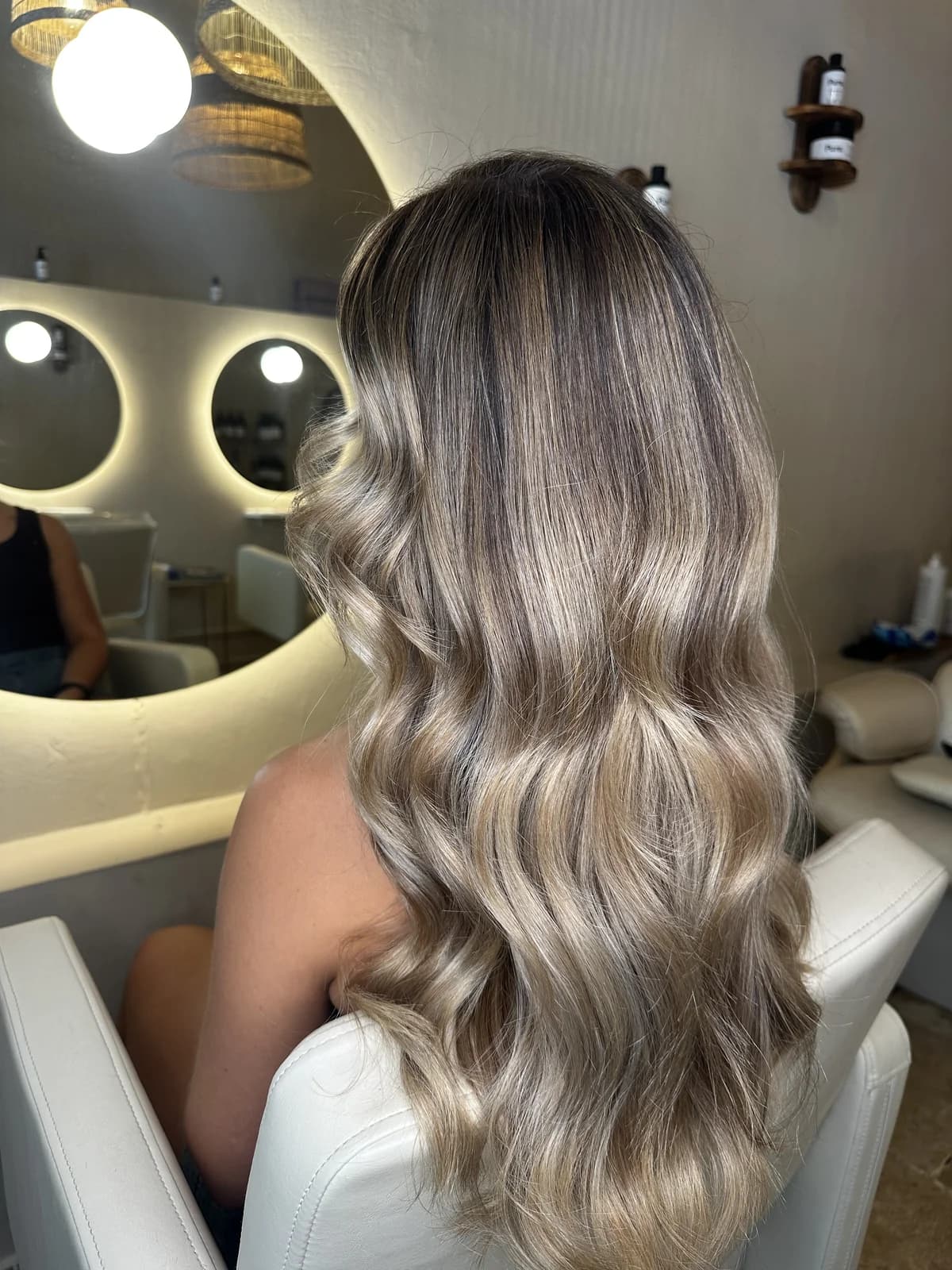 Après blond polaire lumineux aux nuances froides réalisé par Coleen chez Pure Beauté à Nice
