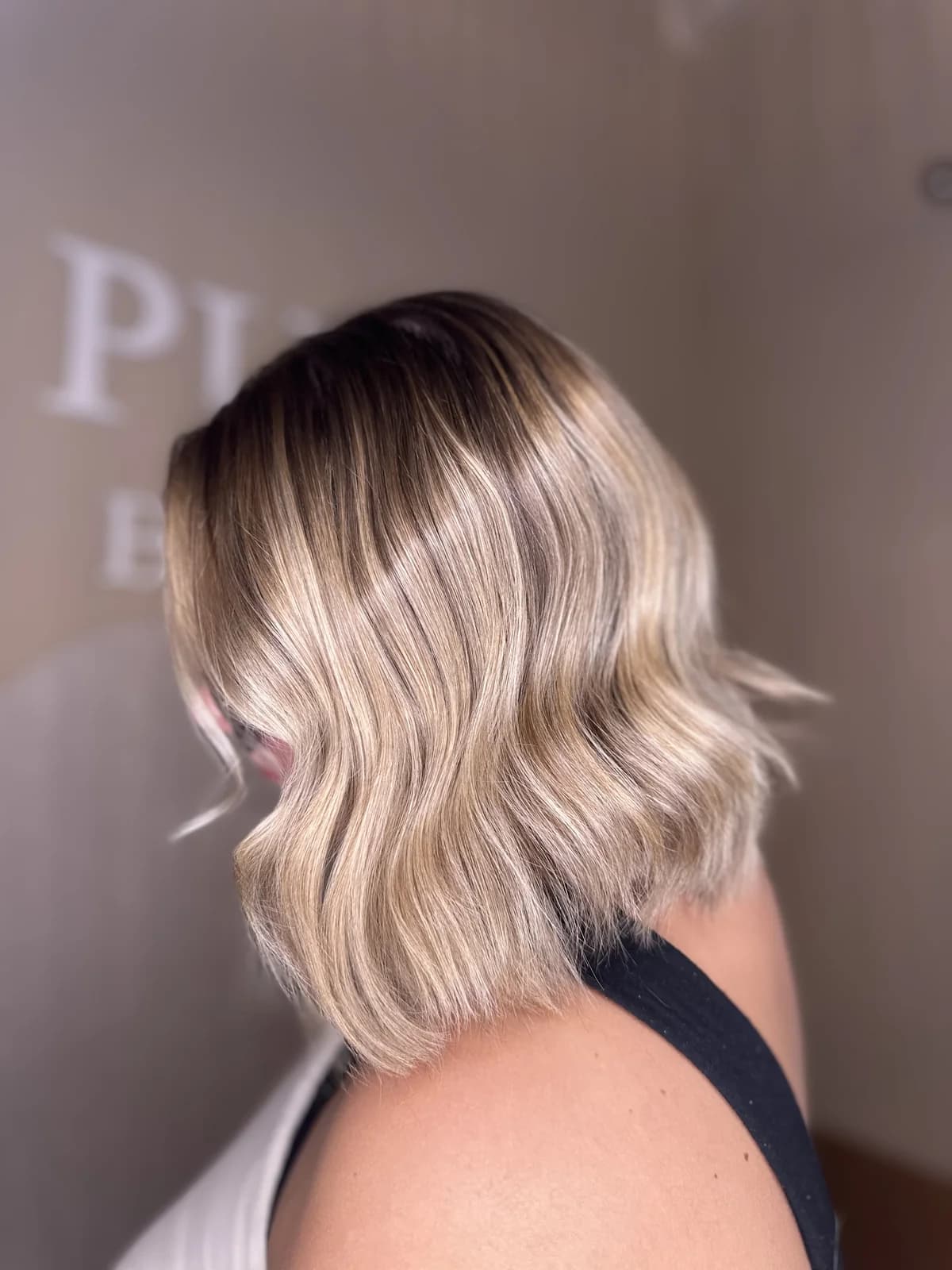 Après un blond profond beige froid lumineux et homogène réalisé par Coleen chez Pure Beauté à Nice