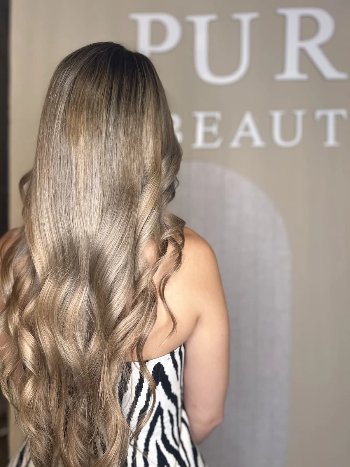 Après Hair Touch, Root Shadow et patine marronnée froide : blond fondu réalisé à Nice