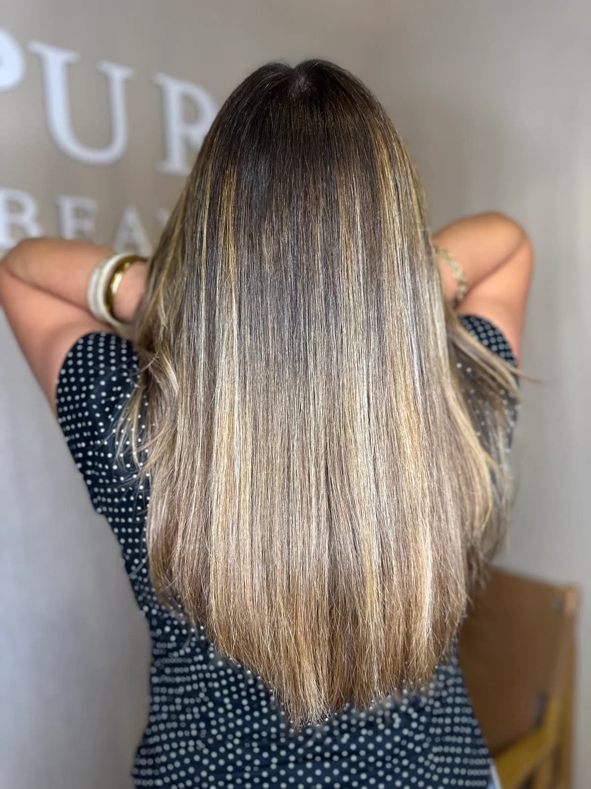 Après une transformation blond beige aux mèches fines sur carré long réalisée par Pure Beauté à Nice