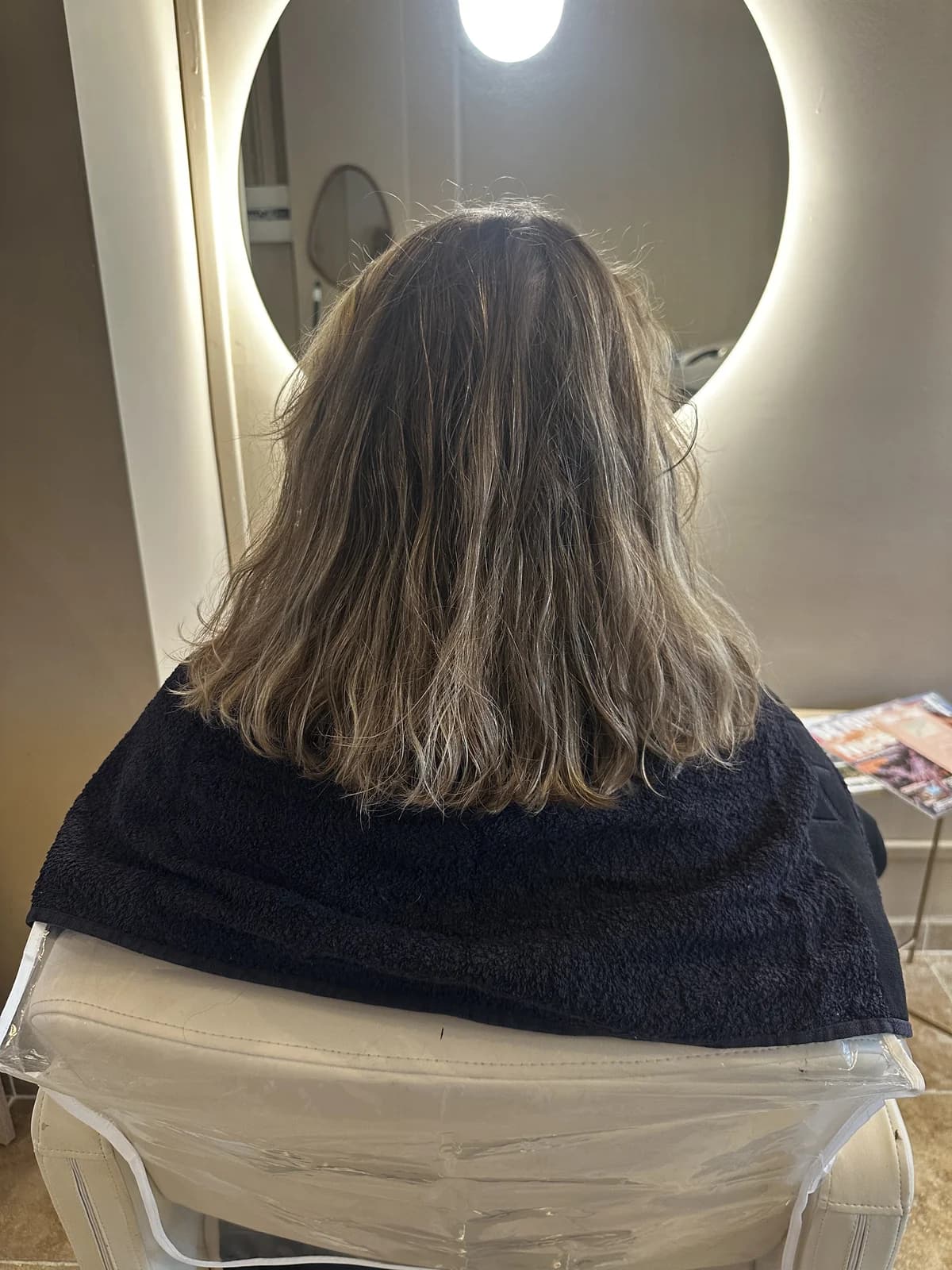 Avant un blond profond beige froid : base plus sombre et longueurs déjà claires chez Pure Beauté à Nice