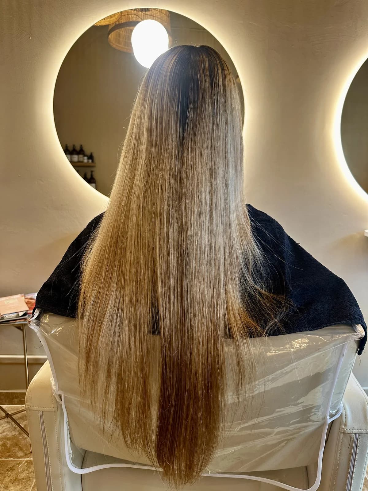 Avant Hair Touch et double patine : blond jauni et démarcation en racines sur cheveux longs à Nice