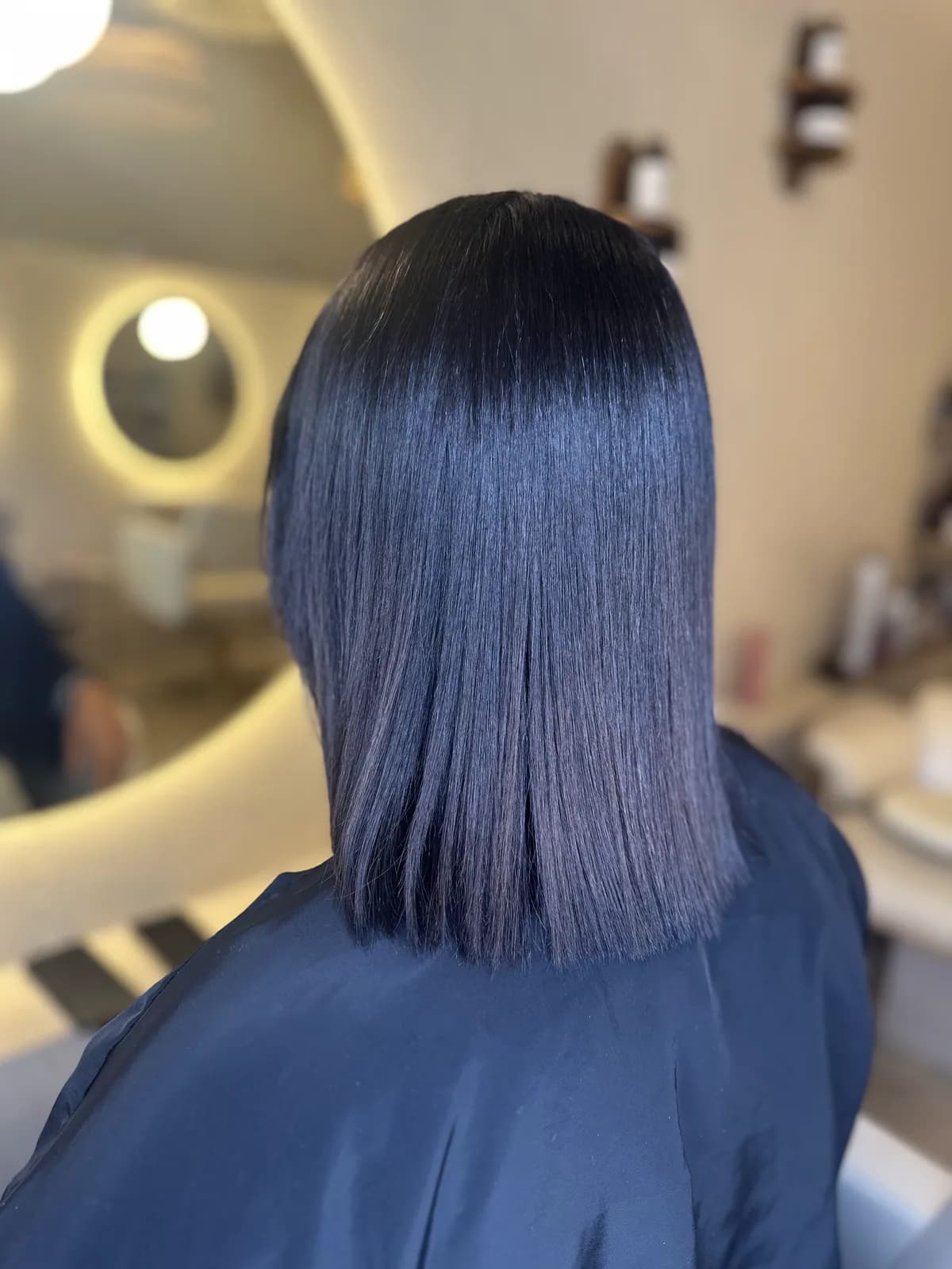 Après un soin botox capillaire Pure Bot : cheveux bruns plus lisses et brillants au salon Pure Beauté à Nice